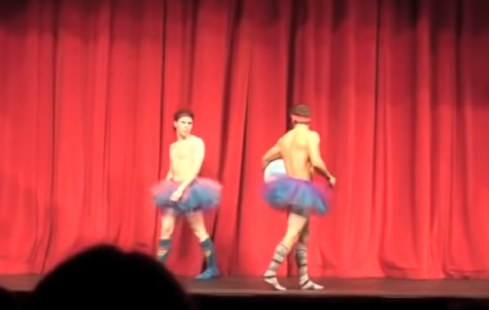 Teen boys “beach ball” dance takes talent show to hilarious level