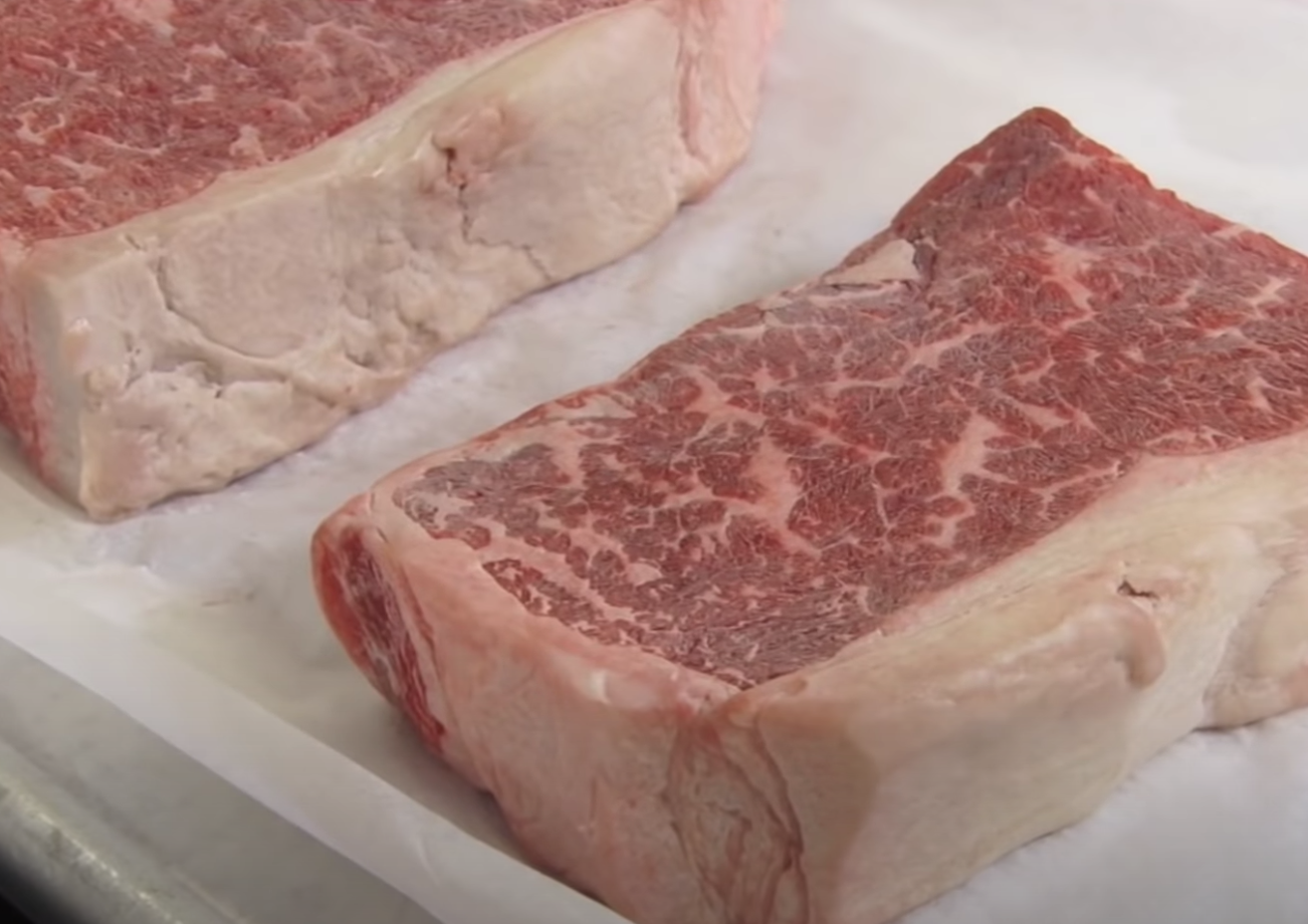 Un chef professionnel démontre la cuisson de steaks congelés