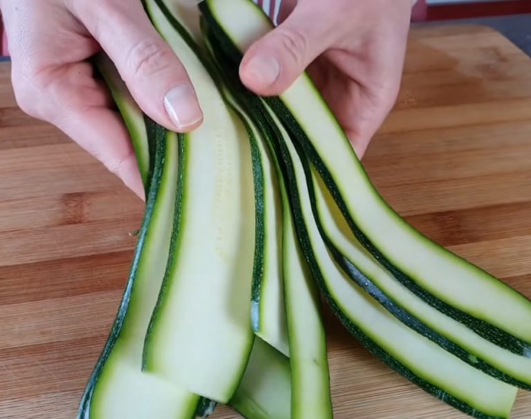 Seasoned chicken and bacon zucchini skewers