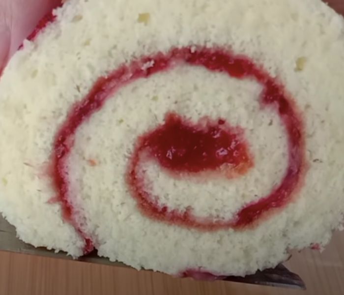Simple recipe for strawberry Swiss roll cake makes for a beautiful dessert