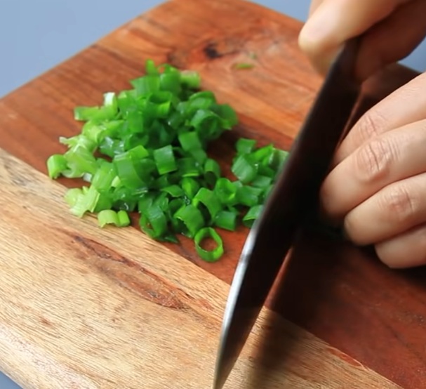 Combine baking soda with green onions for delicious breakfast idea