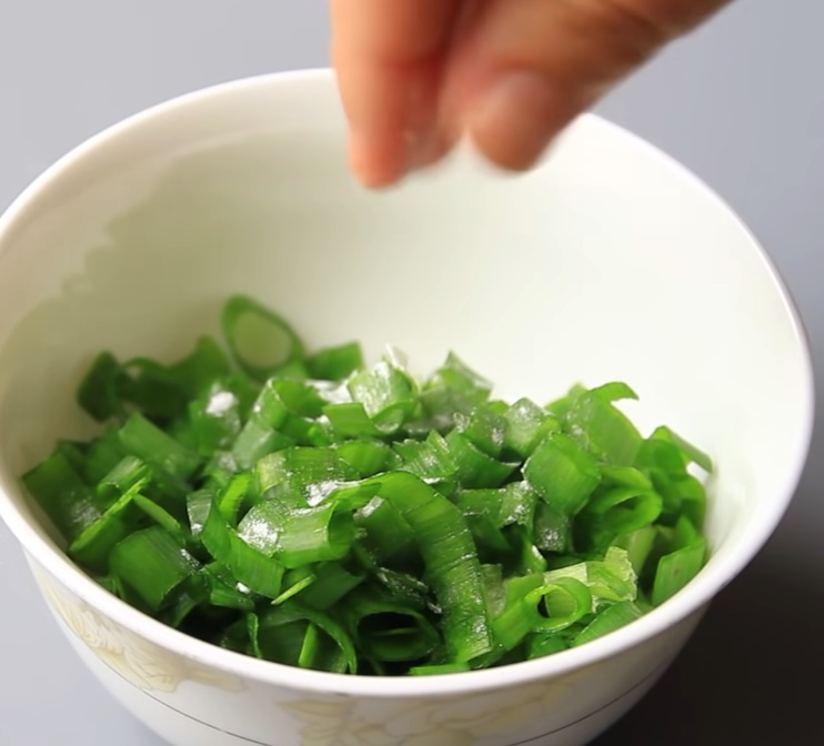 Combine baking soda with green onions for delicious breakfast idea
