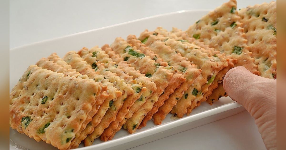 Woman shares 7ingredient recipe for green onion crackers and gets 3M views