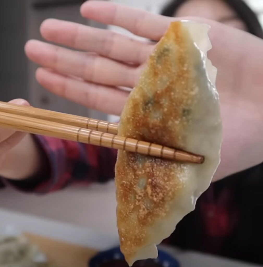 Couple’s quick “hack” for cooking deliciously crispy dumplings from