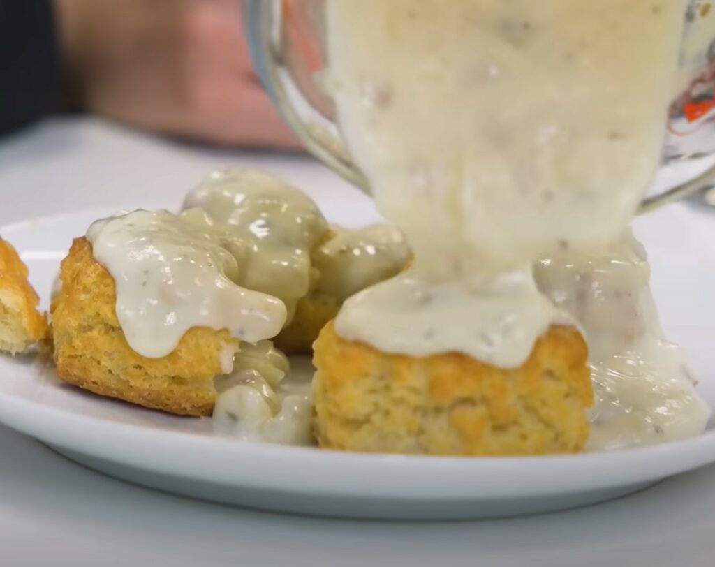 Teens visiting from Britain try out biscuits and gravy for 1st time and